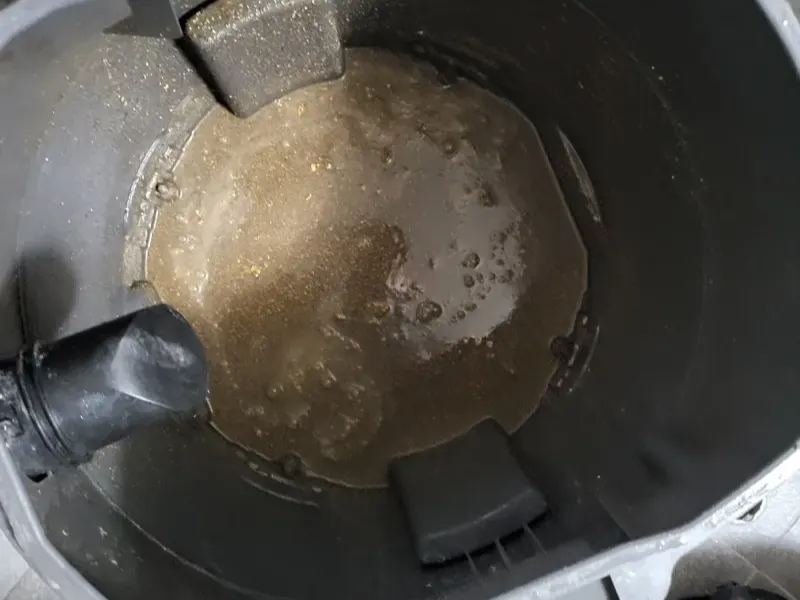 연제구 석션 장비 통에 빨려 나온 오수와 찌꺼기